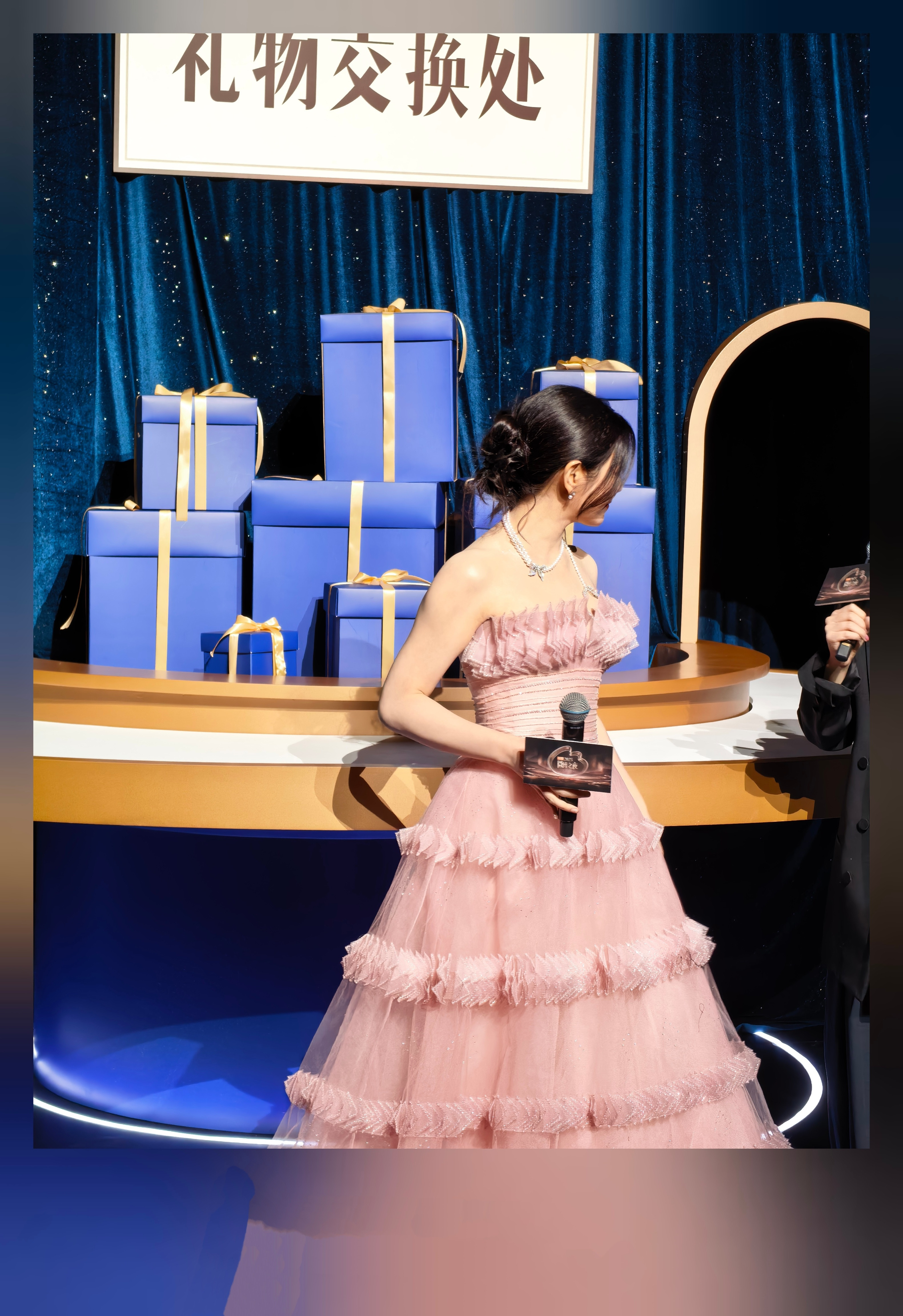 陈妍希周柯宇牵手柯宇妍希牵手走红毯太甜了！星光闪闪的夜晚，你们俩站在一起就是最美