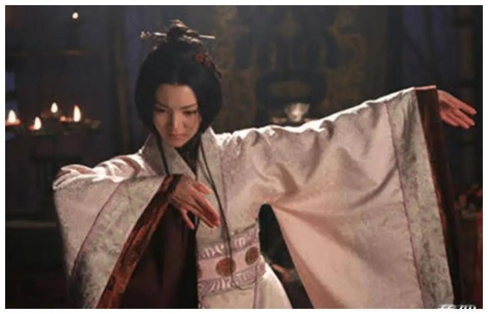 公元前180年，吕后亲妹妹吕媭，被陈平用竹板活活打死。弥留之际，吕媭怒斥：我早该
