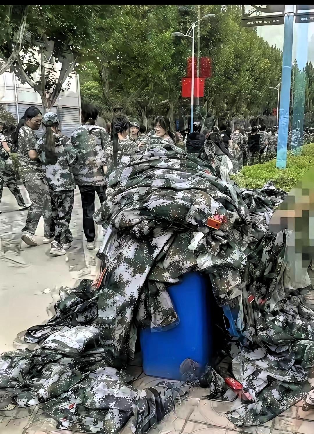 陈丽阳是湖北大学2026级新生，家在荆门农村。军训刚结束那几天，她看着宿舍楼里到