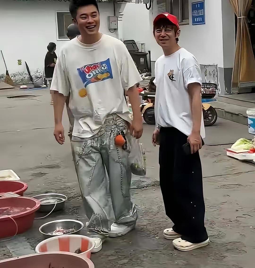 说真的我知道何炅挺矮的我也知道他瘦的，但是令人没想到的是，他这么瘦，一个陈赫