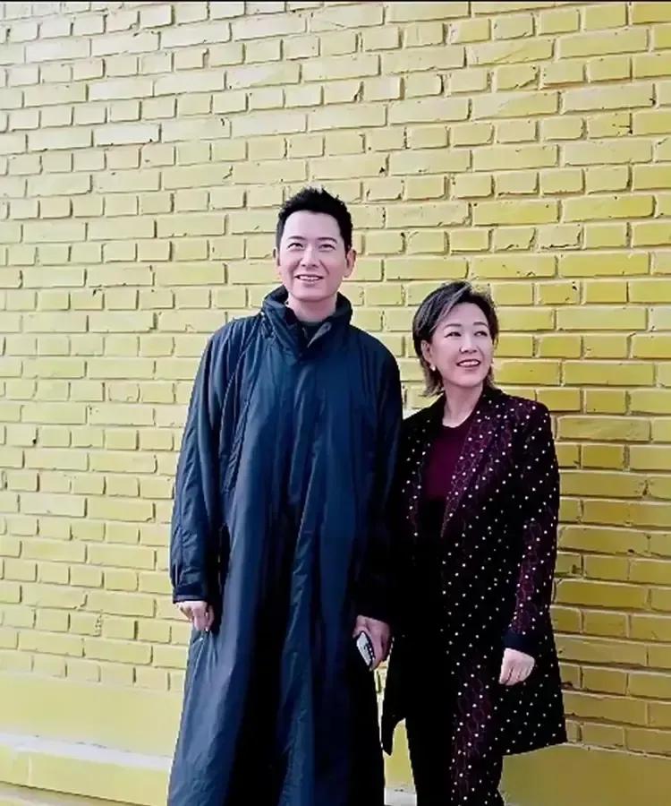 戴军在泰国过了几年隐居生活，最近突然出现在杭州，粉丝拍到他独自逛展。说实话，我