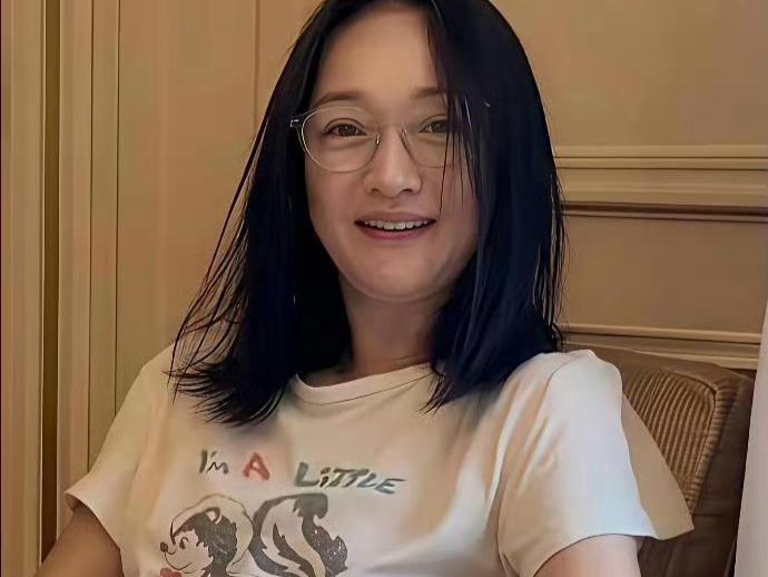白发是岁月给的勋章，51岁迅哥的松弛感才是真的绝美！！照片里她素面朝天，穿着T