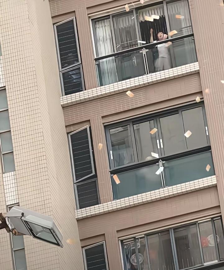 汕头阿姨高空撒港币！4月14日汕头星湖城，一位阿姨在高层阳台先是大喊几声，
