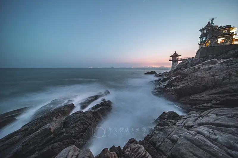 上联：临风望海，心驰四海吞千浪；下联：踏浪追云，志在九霄揽长天。