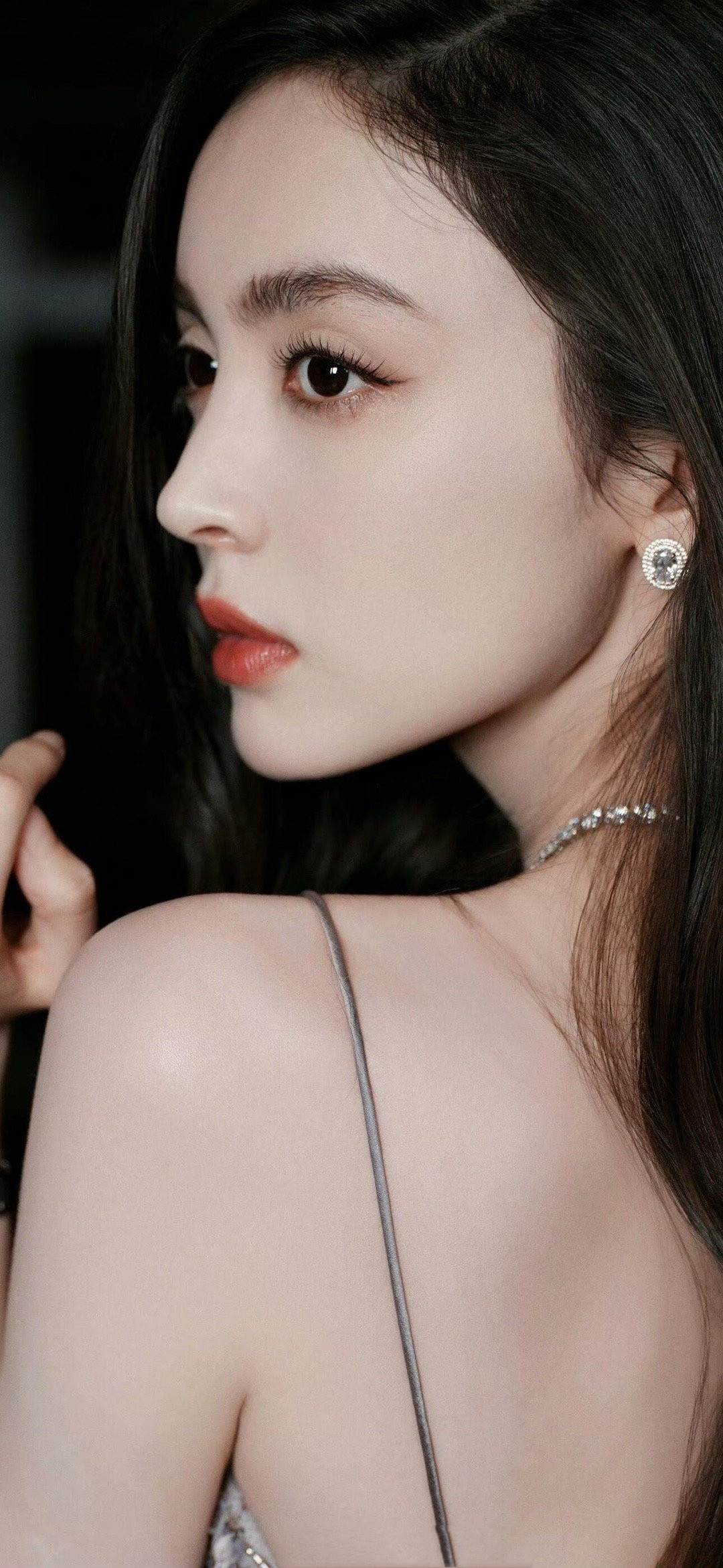 古力娜扎精选壁纸：红唇吊带纱裙，太精致了。娜扎