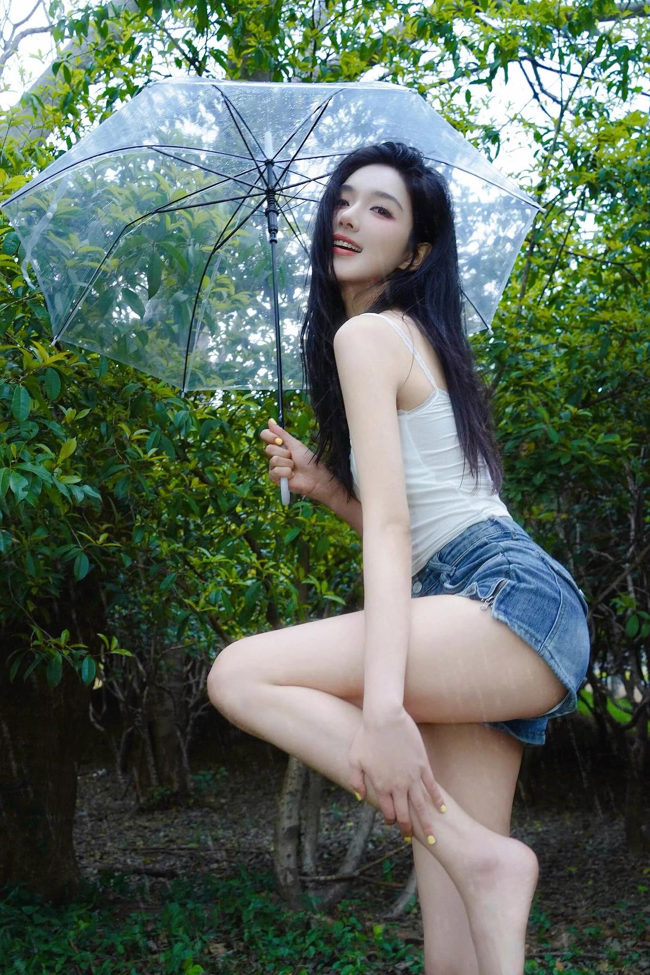 上联：翠林沐霭，佳人轻舞透明伞下联：碧叶摇风，丽影漫披婉转姿对对联飞花令
