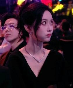 孟子义尖叫之夜撅嘴镜头孟子义在内场是明艳御姐，镜头前是软萌撅嘴崽，孟子义的反差感