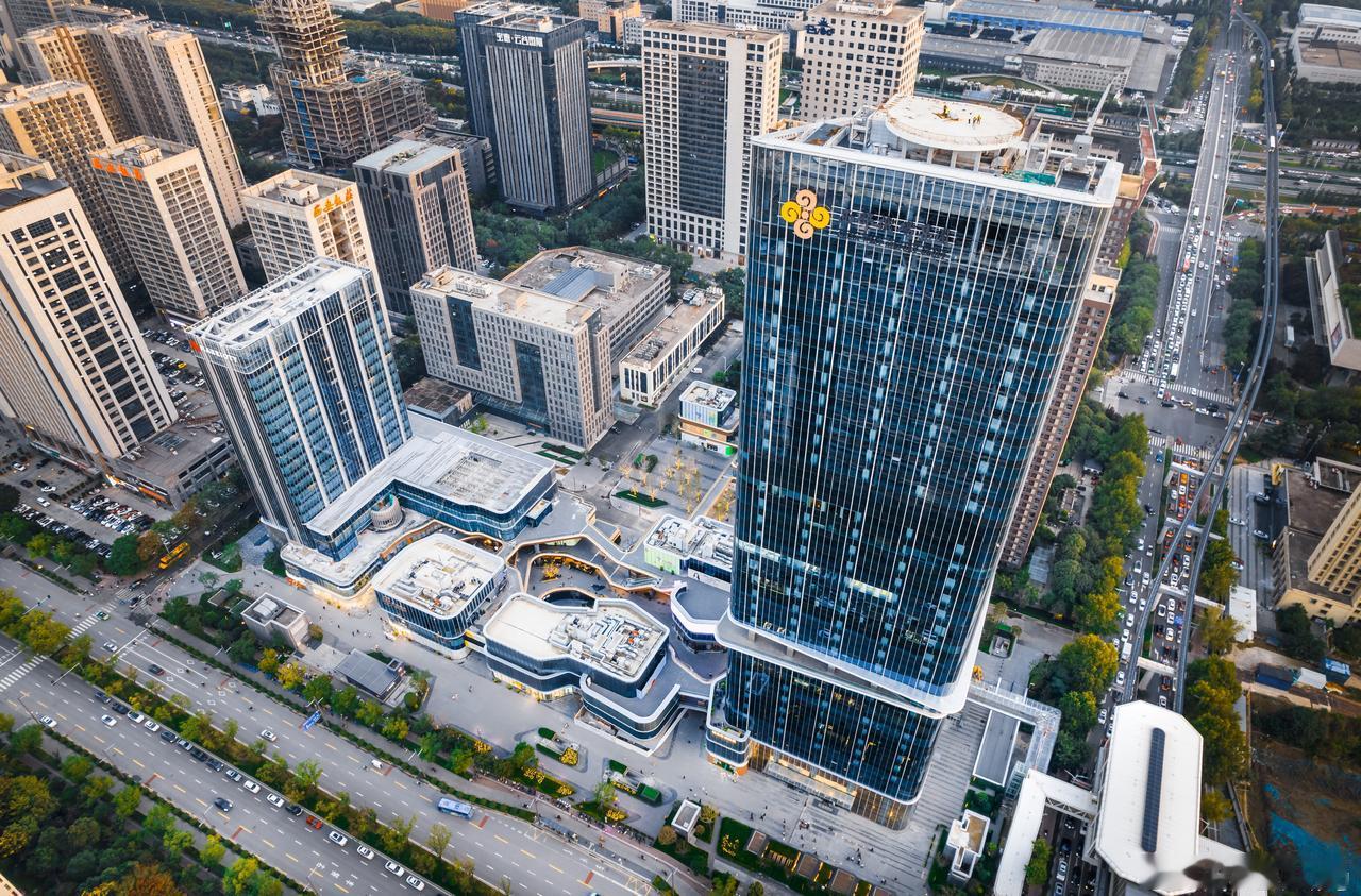 创新建证美好【西安首例陆空TOD综合体盛大启幕！】近日，由中建八局承建的西安环贸