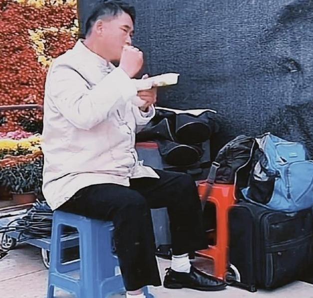 演出刚结束，主办方悄咪咪把大衣哥朱之文安排到了二号桌，周围全是不认识的人。 