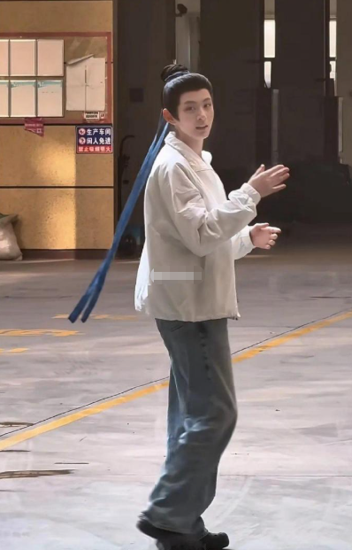 没人猜出来吗？？？这是女扮男装的赵晴！！！​​​