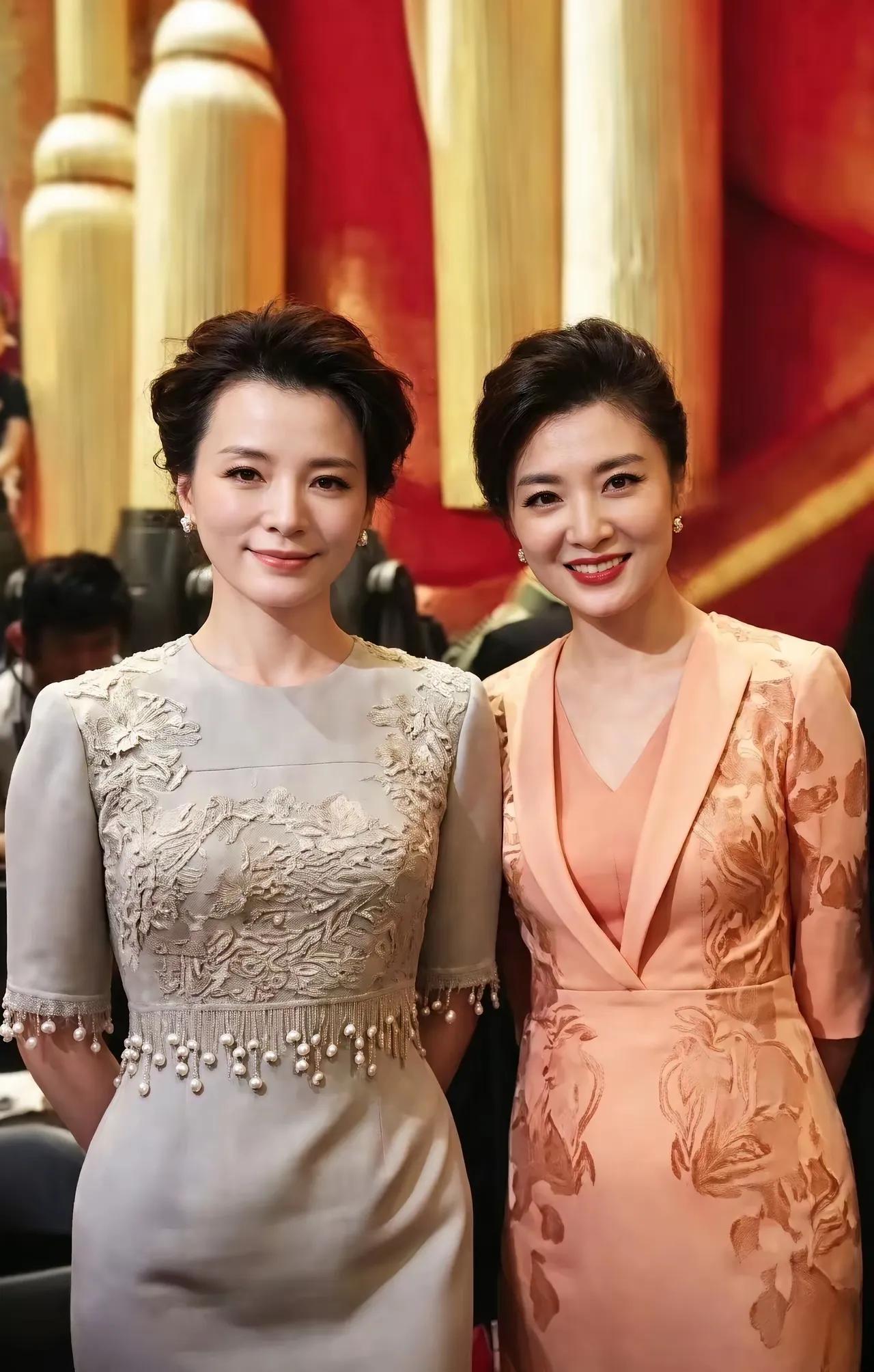 董卿与周涛2人同框，没有对比就没有出彩，周涛与董卿的同框，是央视主持黄金时代的经
