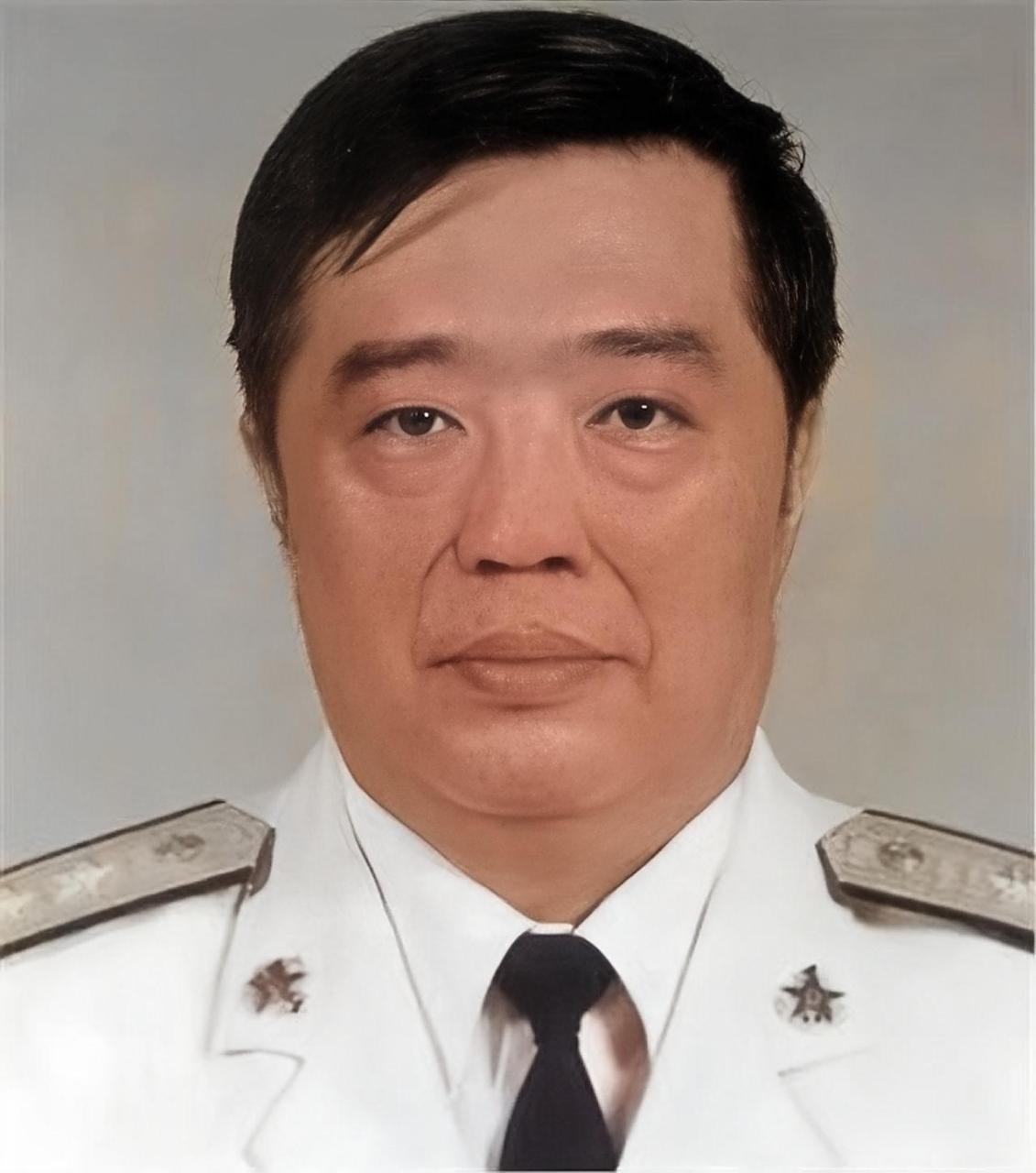 1998年，香港，贺龙之子贺鹏飞，看四下没人，闪身冲进一间商人办公室，凑到那人