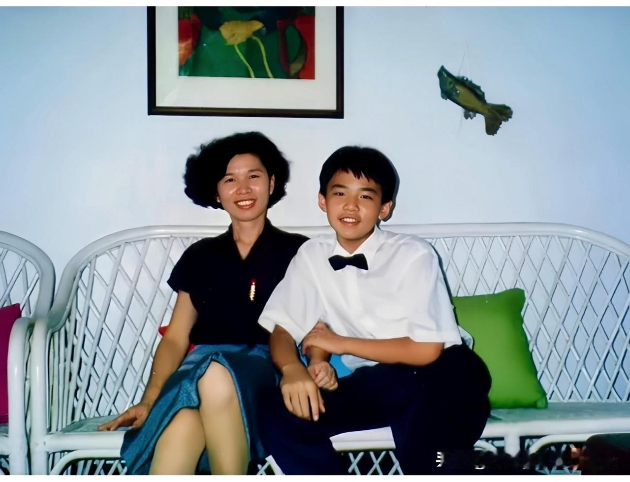 这是周杰伦青少年时期与母亲叶惠美在家中客厅的一张合影旧照，拍摄于上世纪九十年代初