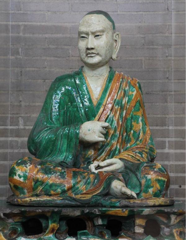 2012年，一个小姑娘在法国吉美博物馆参观，忽然指着前方放声大哭。妈妈顺着孩子手