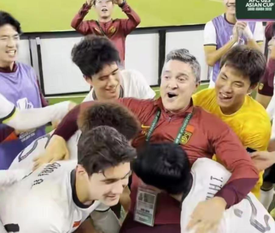 看了整场比赛，我最担心的不是U23能不能夺冠的问题，而是担心安东尼奥会不会被解雇