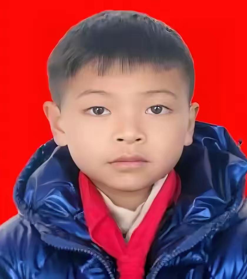 云南文山的周华，曾生意红火却因工程款拖欠跌入谷底，被妻子抛弃。但他未认输，三年东