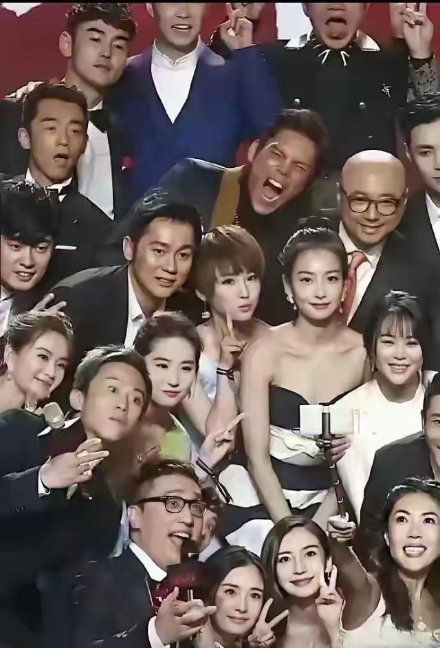 这张照片，最惨的就是吴昕！网友：只有真爱粉才能找到吧！​