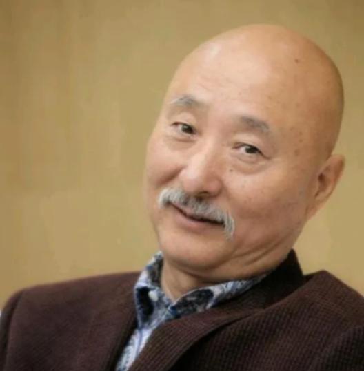 主持人杨澜问陈佩斯：您后悔离开央视吗？谁料陈佩斯却说：不后悔，我离开央视的时候，