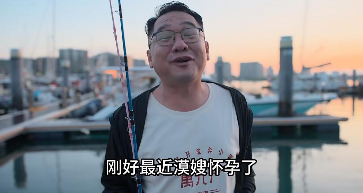 网红“大漠叔叔”小11岁妻子怀孕！他亲自下海钓金枪鱼为其补身子，边钓边吃好潇洒