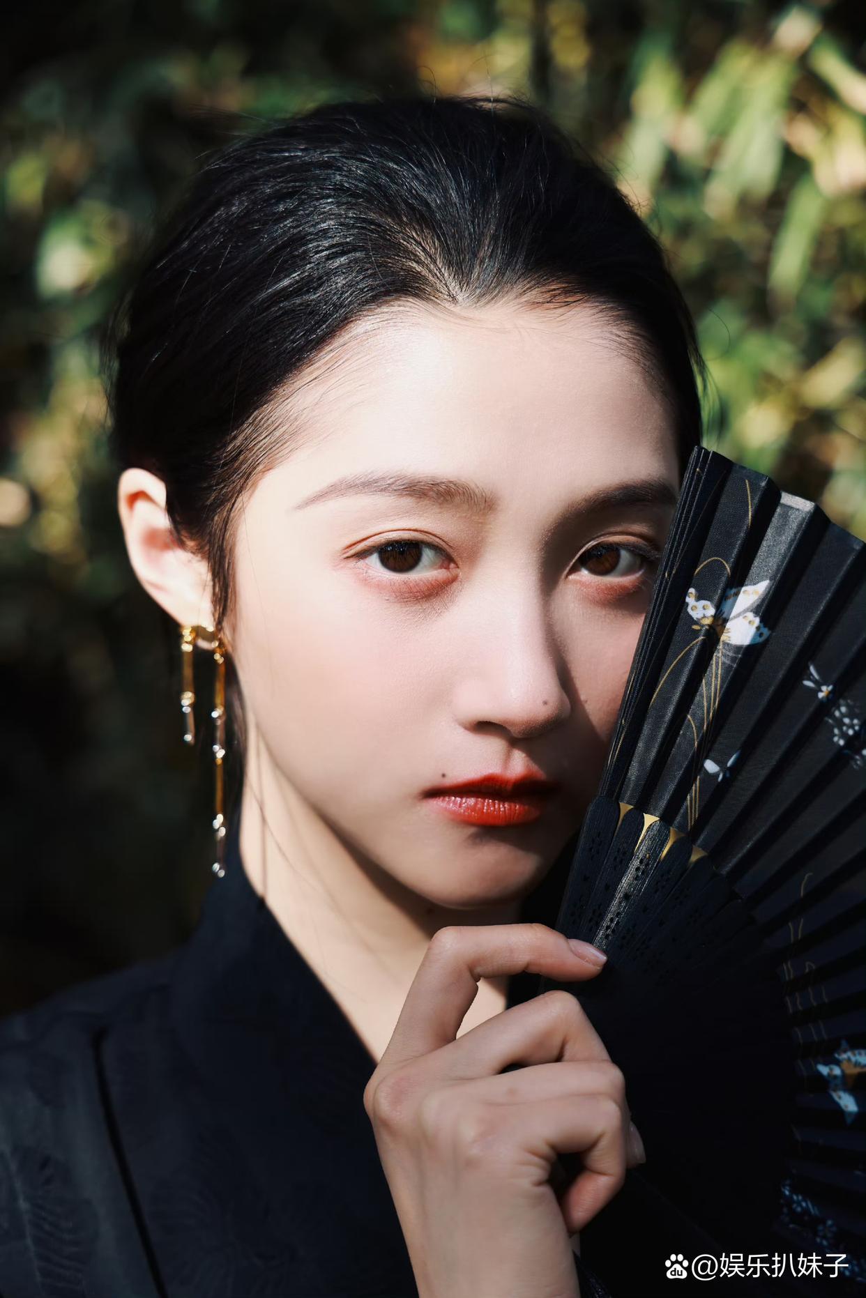 1.杨幂现在谈剧本时会带着自己公司的艺人，这是她对新人的照顾，一般剧组都会答应她