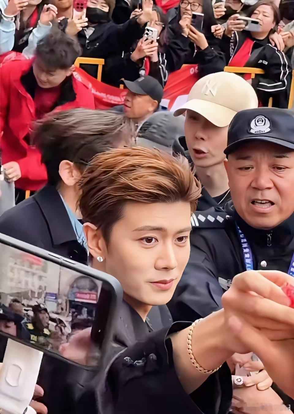 任嘉伦，被粉丝吃豆腐了！成立个人艺术中心，给粉丝发福利，在场外发棒棒糖，万万没想