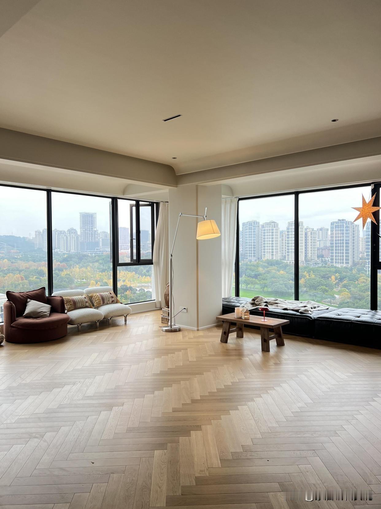 从宽敞的大平层搬回20年楼龄的老小区一楼，很多人笑我脑子进水了。但住满半年后，我