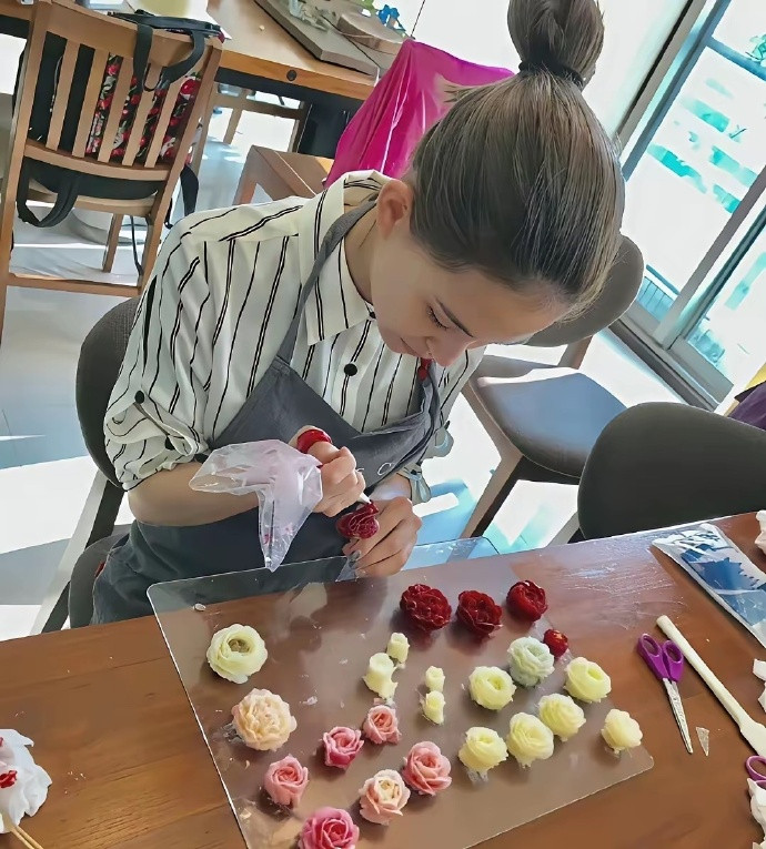 原来富豪太太，在家都不会闲着的，周杰伦老婆昆凌这蛋糕，感觉这卖相不开店可惜了，太