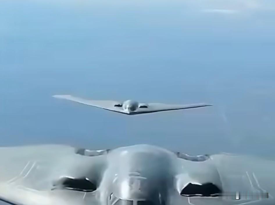 美国记者：塔克·卡尔森采访迈克·哈克比那场戏，看得我目瞪口呆。你瞧瞧这位，挂