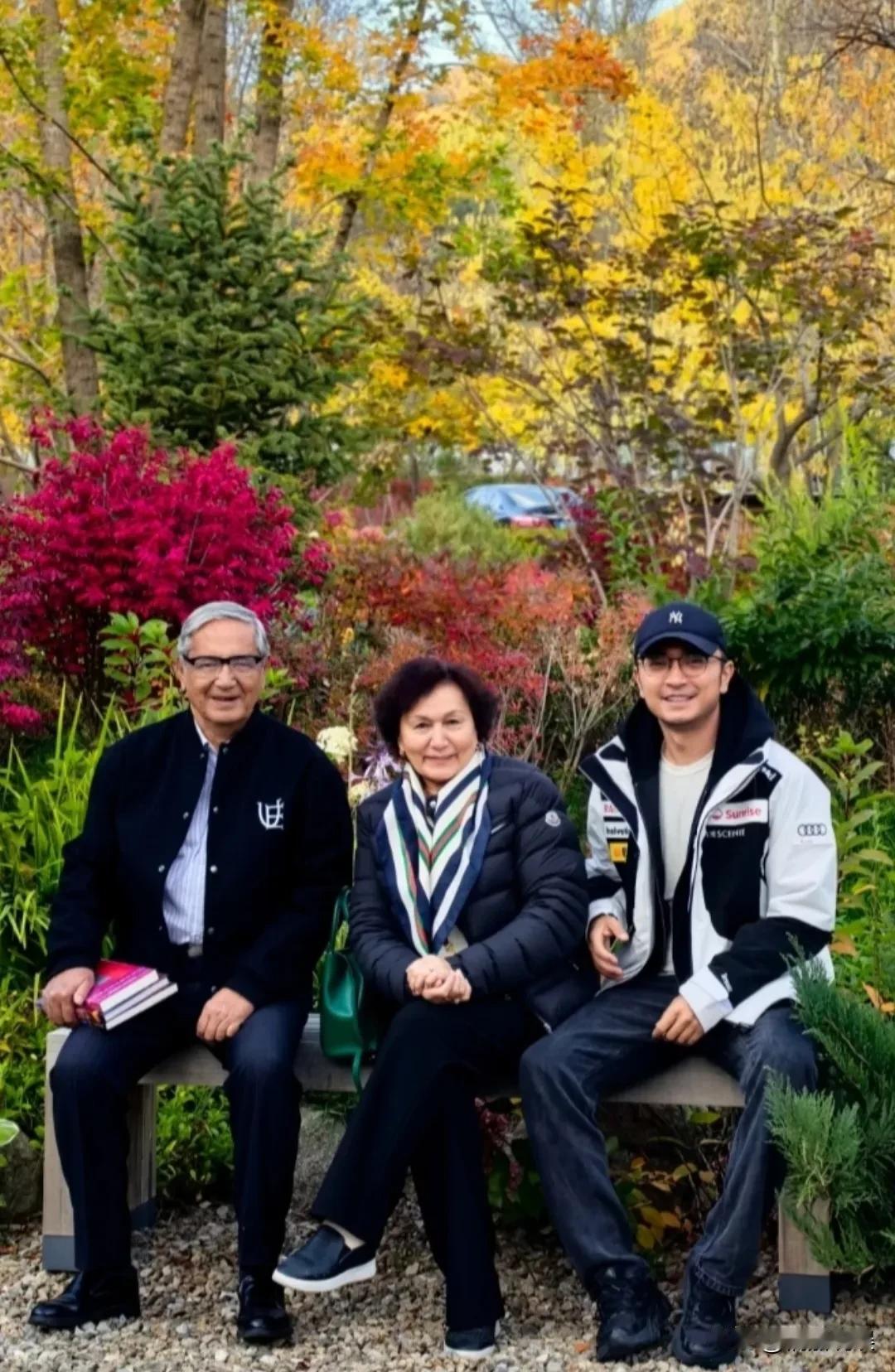 央视主持人尼格买提晒和父母的秋日合照，景美人温馨。老爷子头发花白，精神矍铄，个