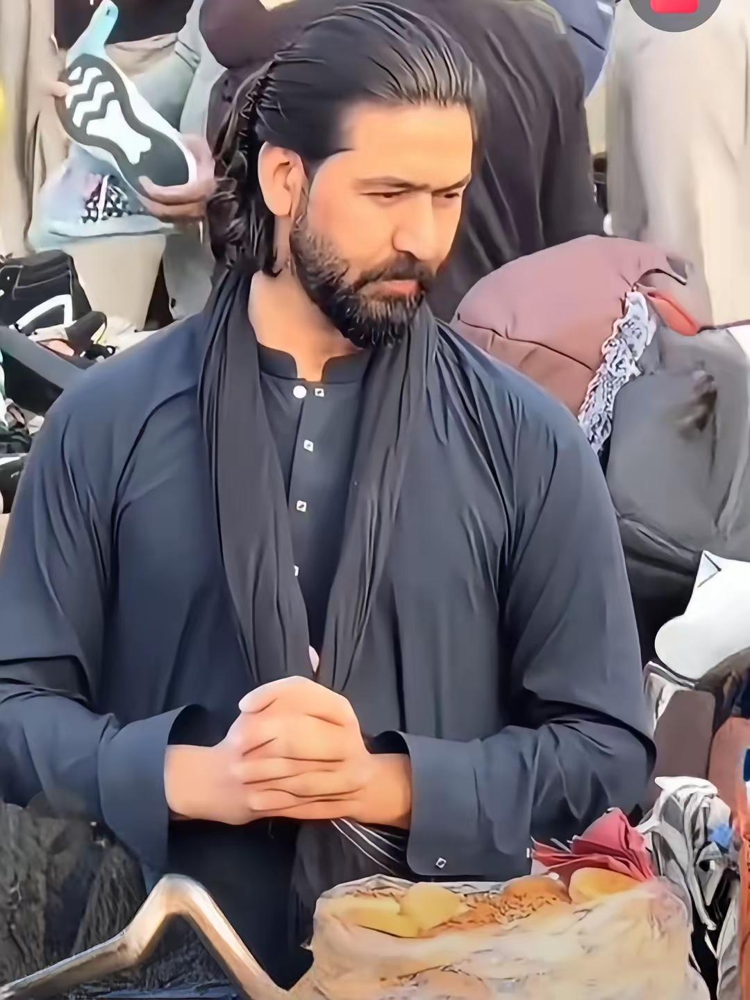 这几天很火的那位巴基斯坦卖饼哥，身世揭晓！​据一位博主说，他是巴基斯坦健美冠