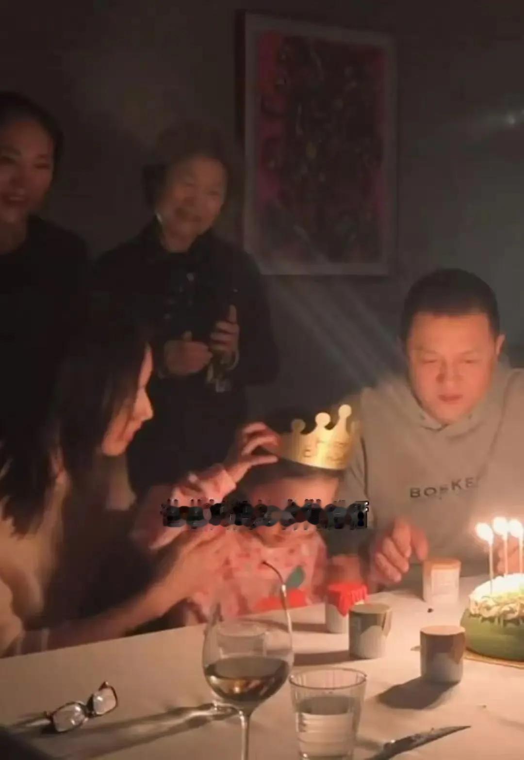 大瓜！李亚鹏和海哈金喜罕见同框，两家长辈也一起露面，是给女儿夏夏庆生🎂李亚鹏带着妈妈到场，海哈金喜