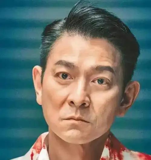 周星驰和刘德华在电影圈那都是相当有分量的人物，很难直接说谁的地位更高。周星驰靠