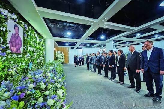 何超蕸设灵众名人送别，何超仪惊爆姐姐的死因令人悲痛话说赌王二房三女儿何超蕸就在