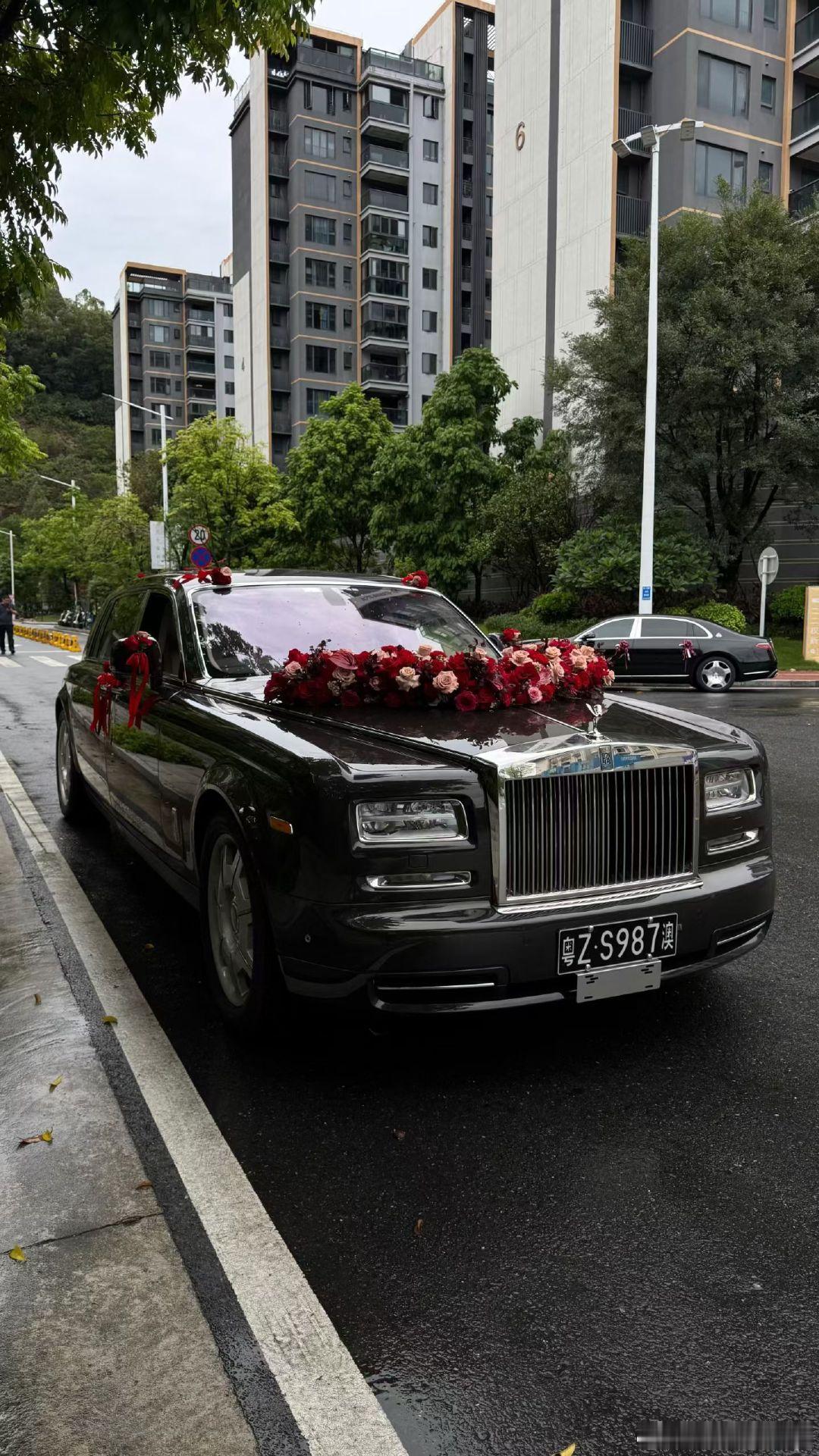 婚车🧧​劳斯莱斯幻影+迈巴赫S级/5辆​㊗️新人永结同心百年好合👩‍❤️‍👨​