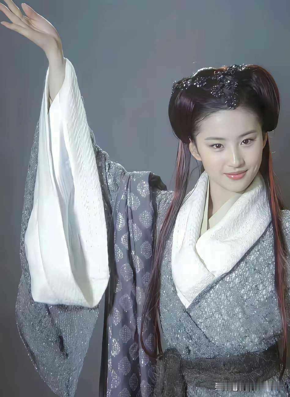 刘亦菲麻袋片都好看，这戏服确实很老气，朴素的颜色也太普通。谁还记得这是刘亦菲哪