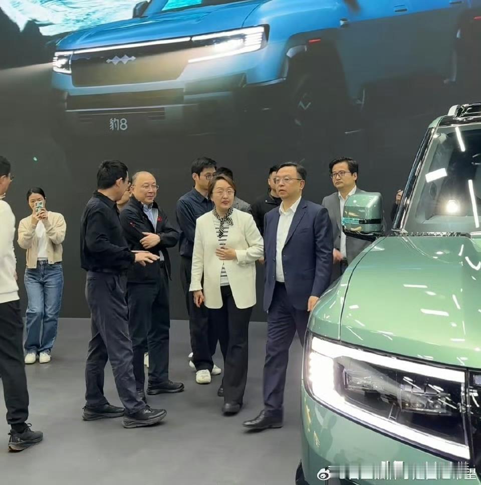 院士现身比亚迪展台，比亚迪真的出息了！话说，院士逛比亚迪展台，这应该是比亚迪以及
