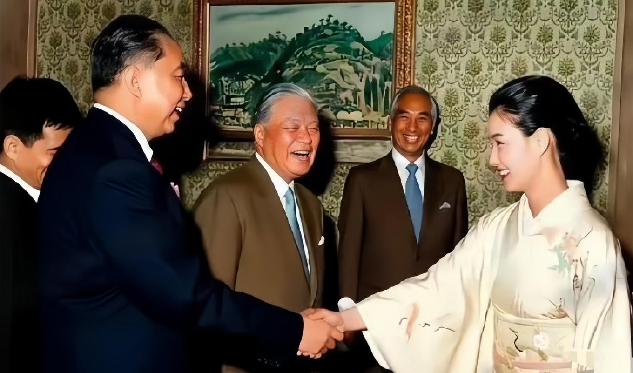 这是1980年华主席访日期间，在晚宴上与日本著名女演员中野良子亲切握手。旁边时任
