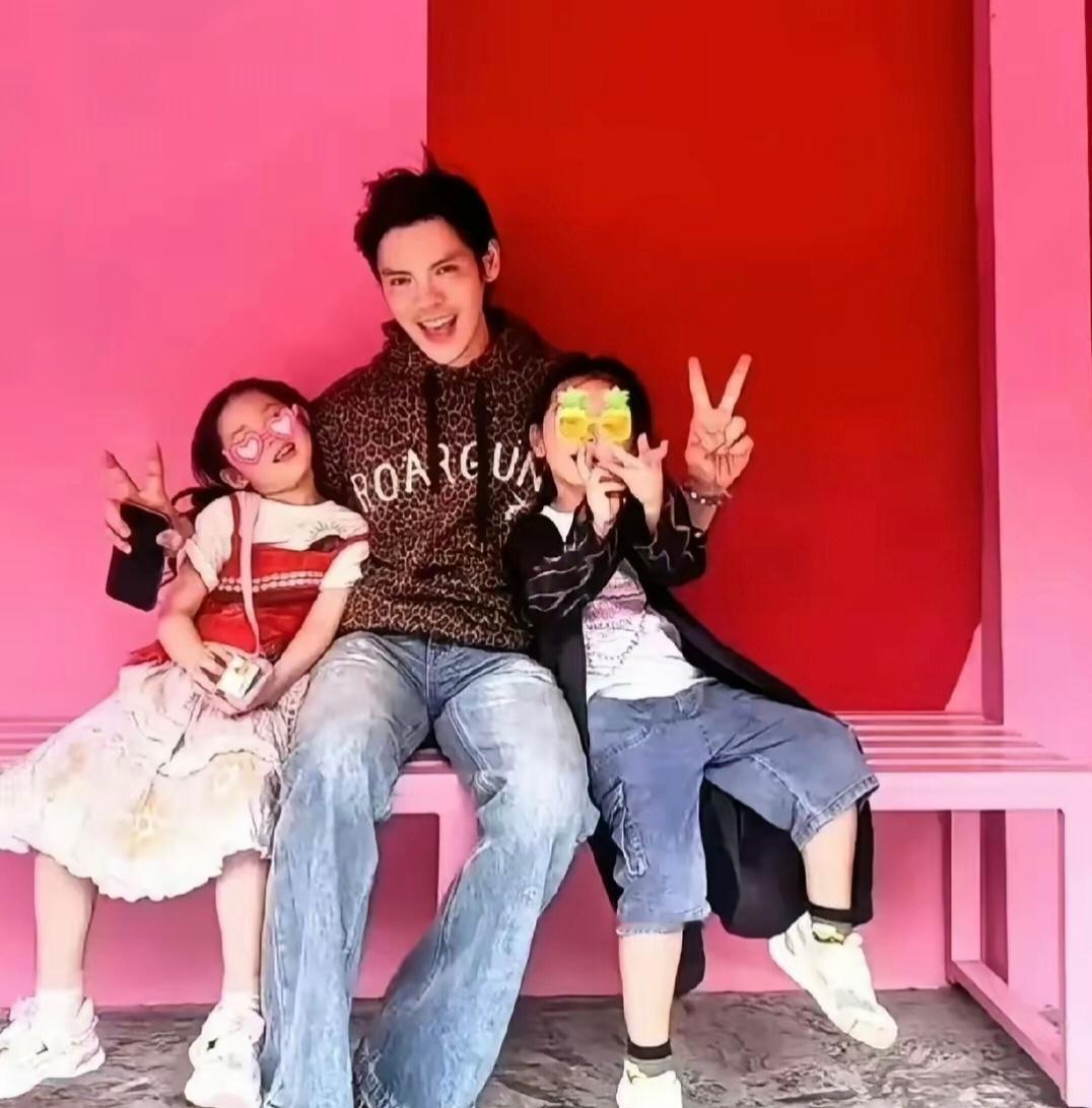 向佐又晒全家福，小儿子留着长发一点不违和，女孩看着特别自信霸气，有向太的影子了，