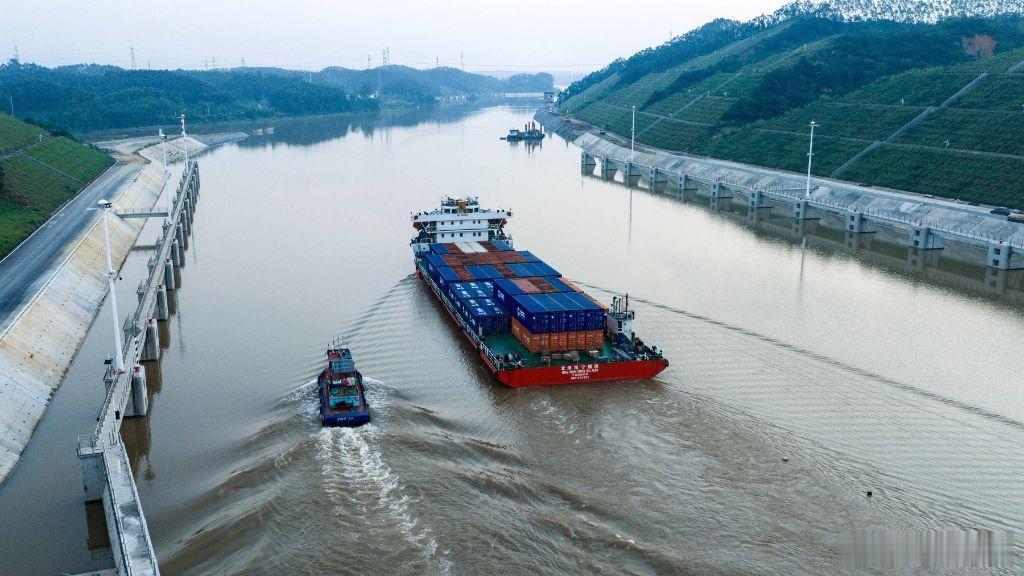 走平陆运河入海的船，到了钦州港，还要再走一程到海南？海南洋浦港有啥魅力，能把货留下来、送出去？原来好