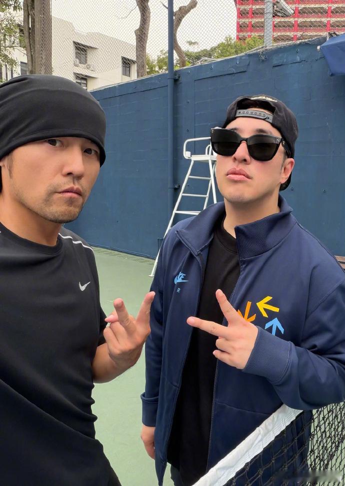 周杰伦潘玮柏比耶自拍周杰伦潘玮柏绝对音感和绝对口感哈哈哈哈