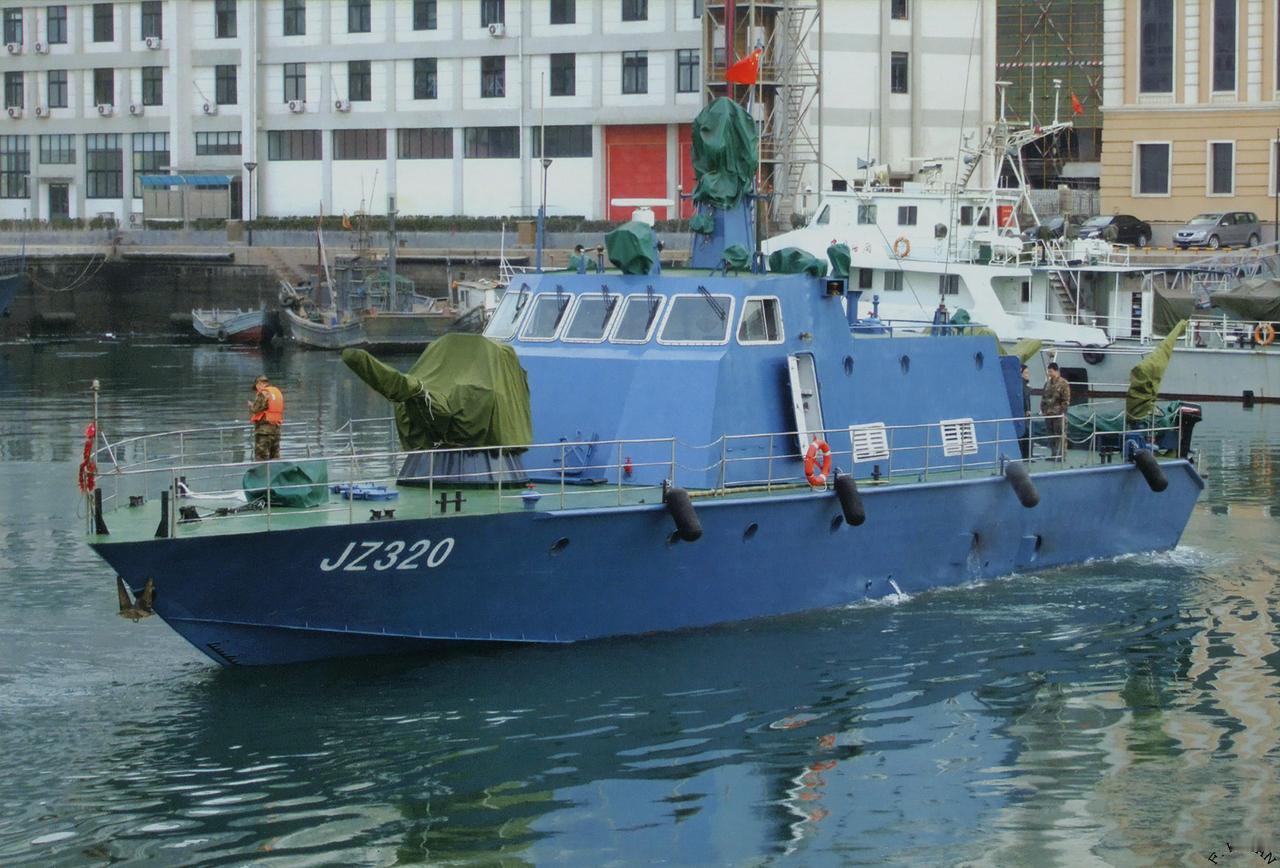 [呲牙笑]嚯嚯嚯，陆军的“舰队”——陆军船艇大队装备529型侦察艇。不过据说有一