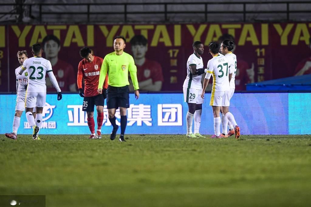 亚泰惨败北京国安！球迷佩服李霄鹏！亚泰保级基本渺茫！球迷还是想念谢晖！可以说亚泰