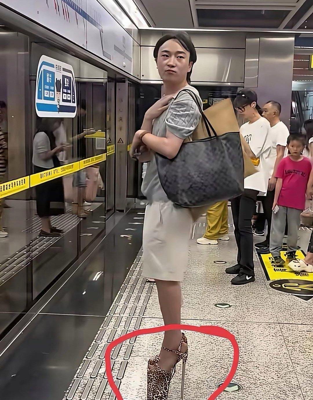 地铁上看到的惊呆了