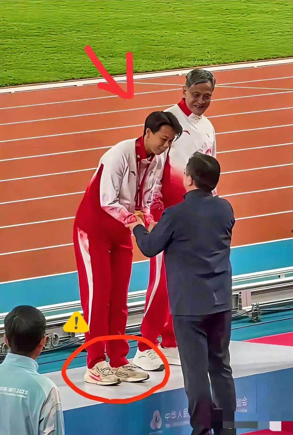 全运会上最让人心疼的一张照片刘景杨领奖时，她脚上还穿着一双旧鞋，终于理解为什么
