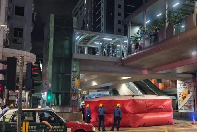 珍惜生命，香港旺角发生怀疑企徒跳桥事件。今日（28日）凌晨约2时，一名男子于旺角