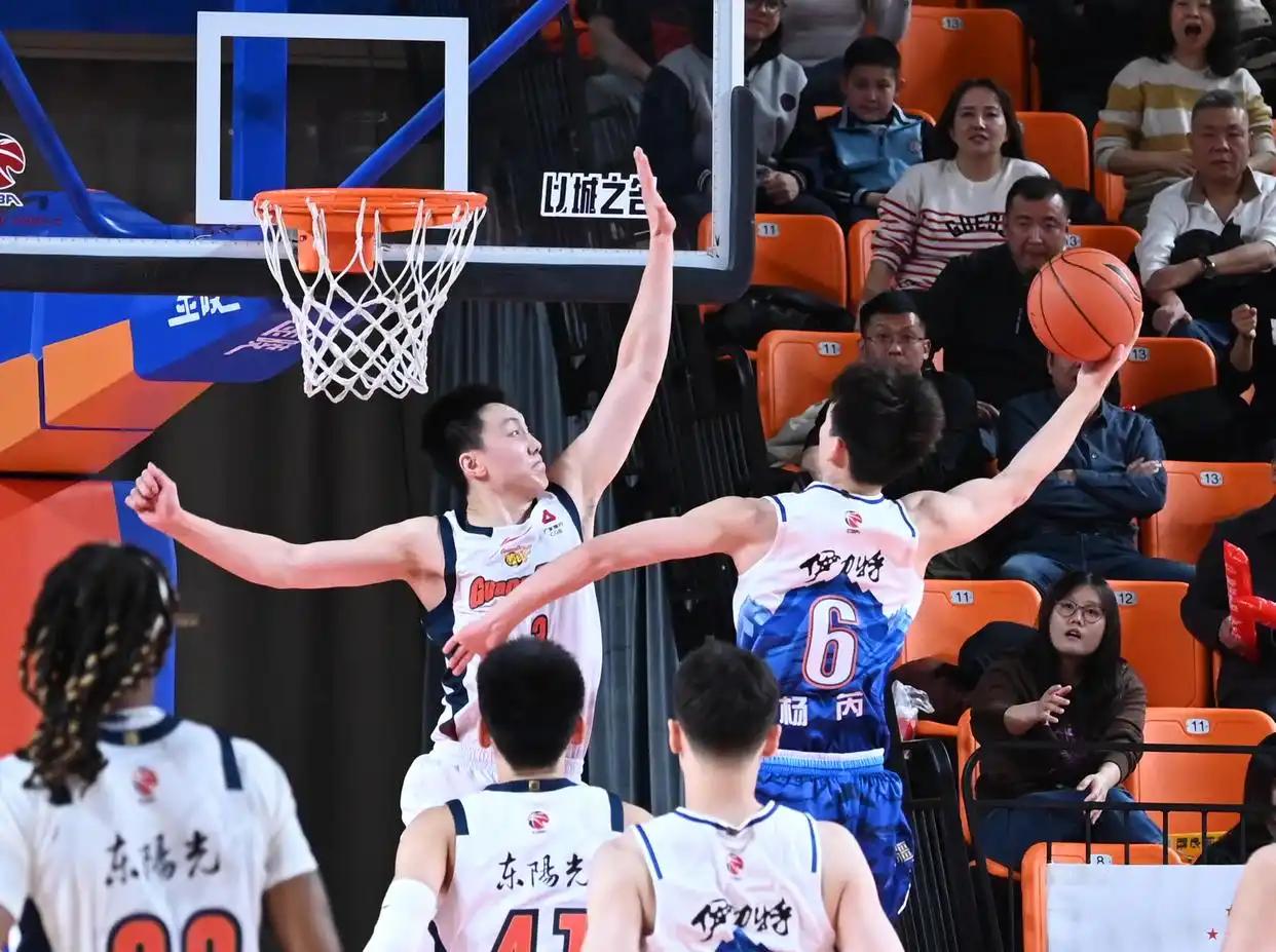 CBA比赛，发现好几支球队都换了新名字，浙江广厦变成“浙商证券队”，广东宏远