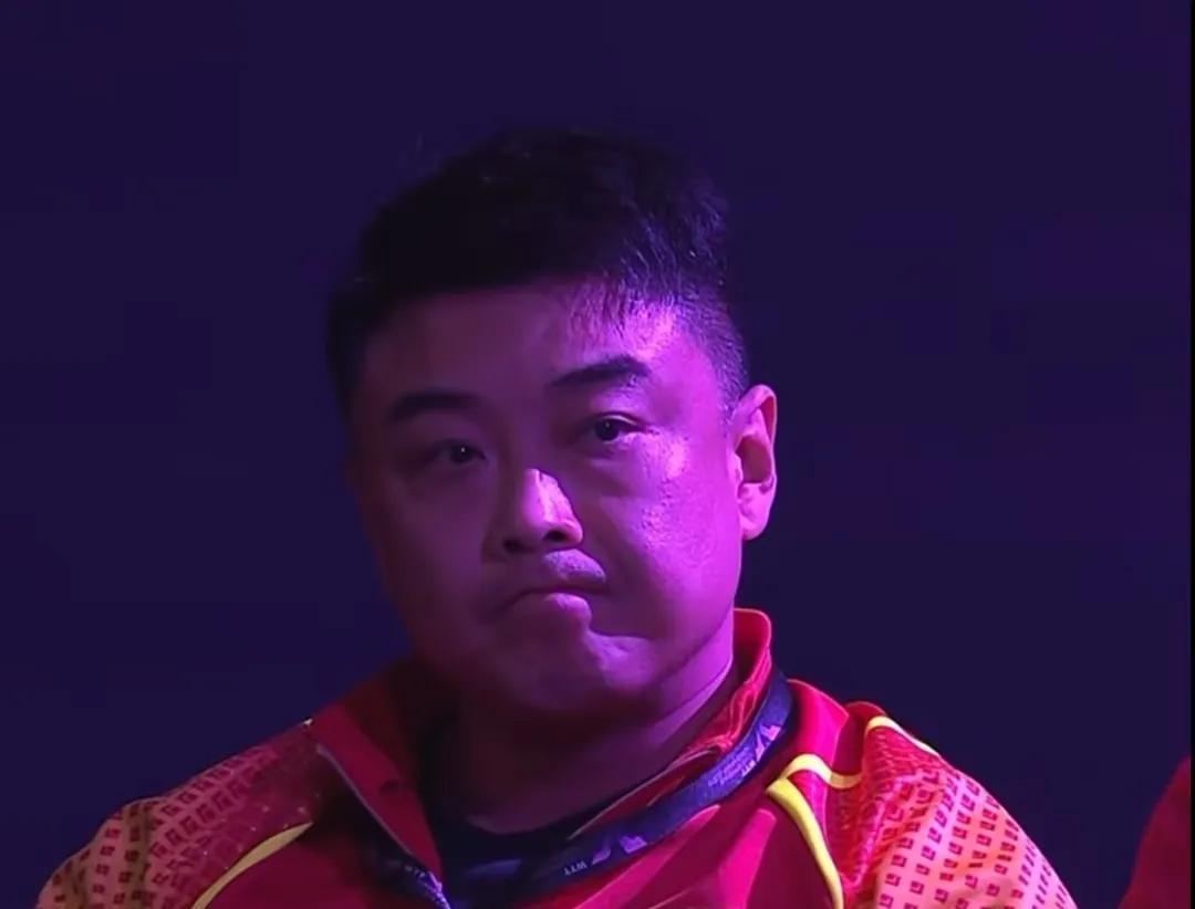 看着王皓场外观赛表情，王皓指导是一点都笑不出来，男队真的是让人担心，第一天