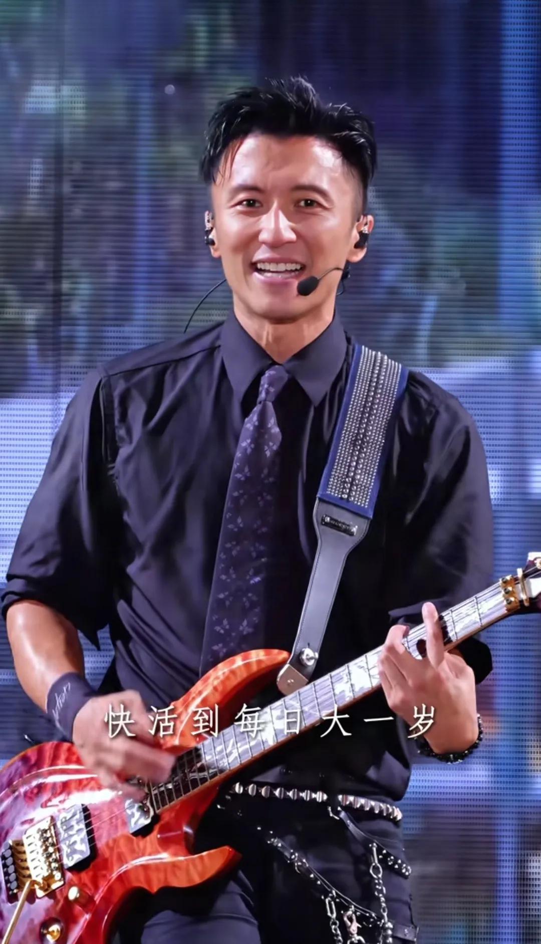 看到霆锋青岛的演唱会我一直在观察他的表情不是悲伤，也不是开心，而是嘴上挂着笑