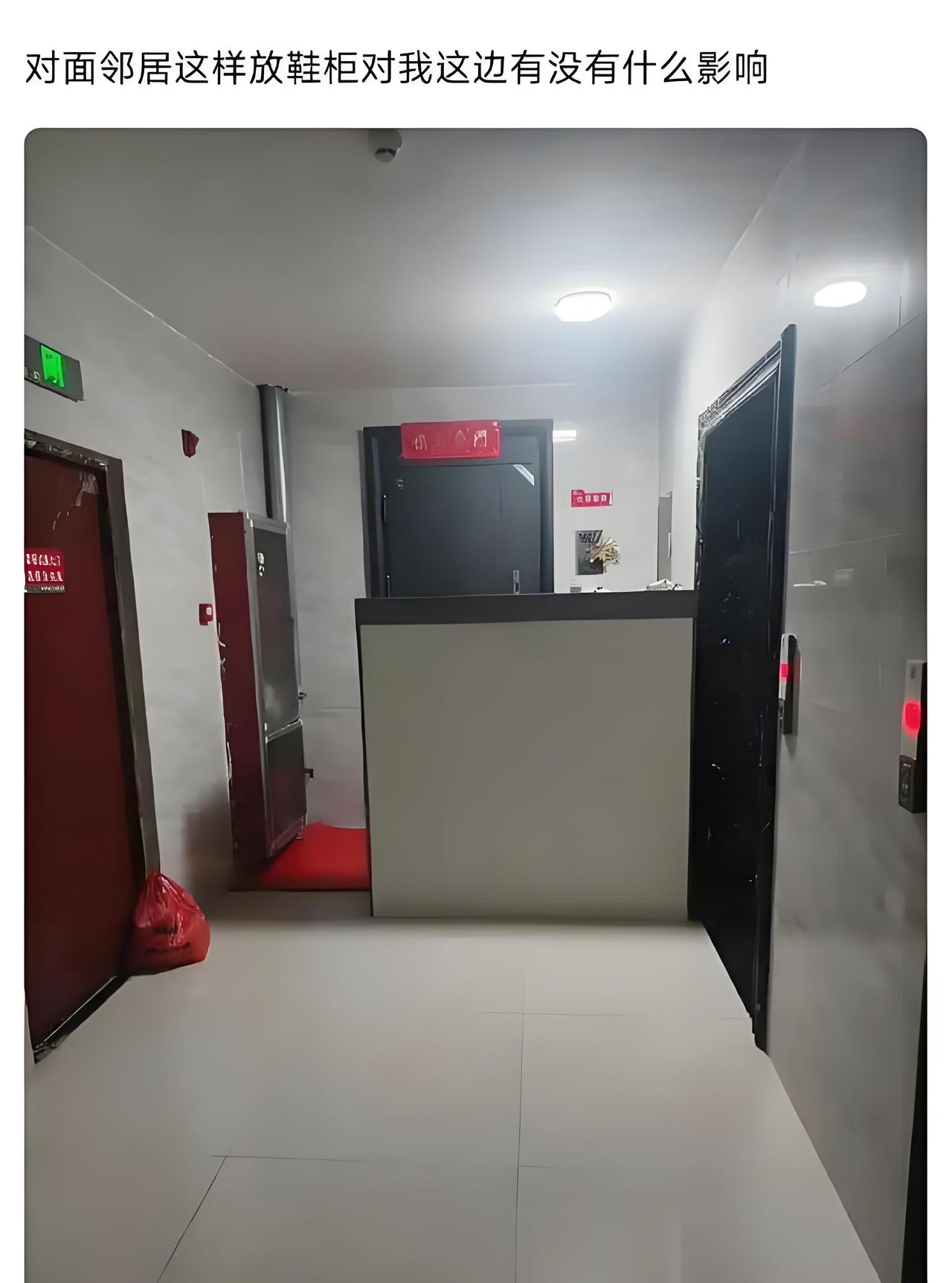 这种属于柜台切半门，本意是遮电梯，但影响的是他自己家，必出腰腿疼痛。另外近距离有