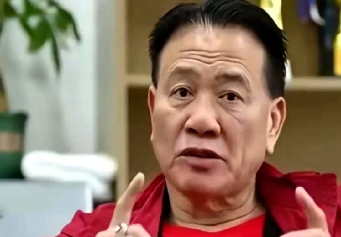 万梓良近照眉毛稀疏，额头纹如刀刻，颈纹堆叠，看上去又老又瘦憔悴不堪，就像换了个人